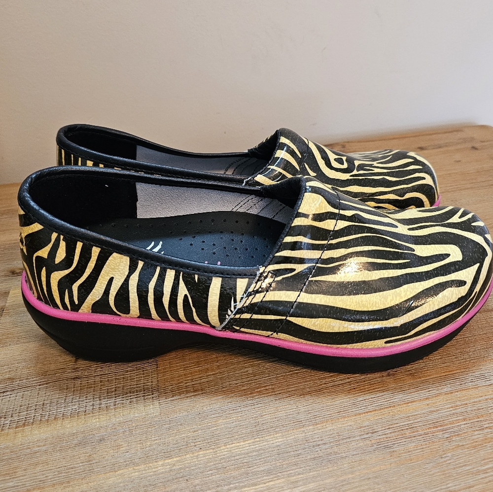 NWOB SMITTEN Zebra Print & Pink Trim Patent Leather Slip On Closed Back Clogs